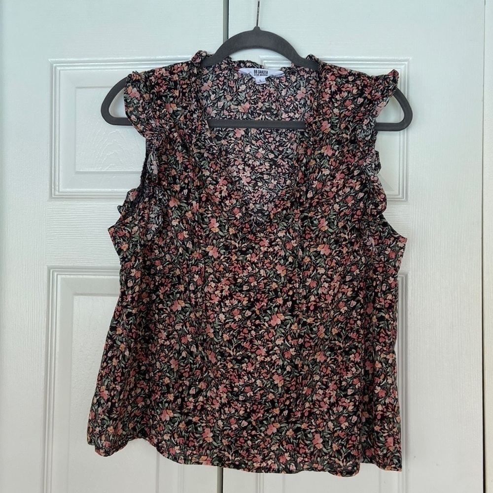 BB Dakota Steve Madden cotton sleeveless v neck ruffle sleeve blouse